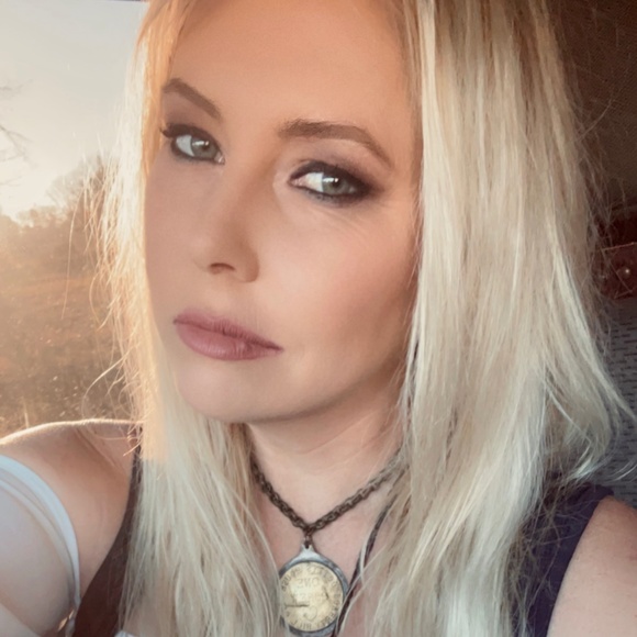 Meet your Posher, Kacey - Picture 4 of 4